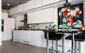 Canal-Side Apartment In Shoreditch